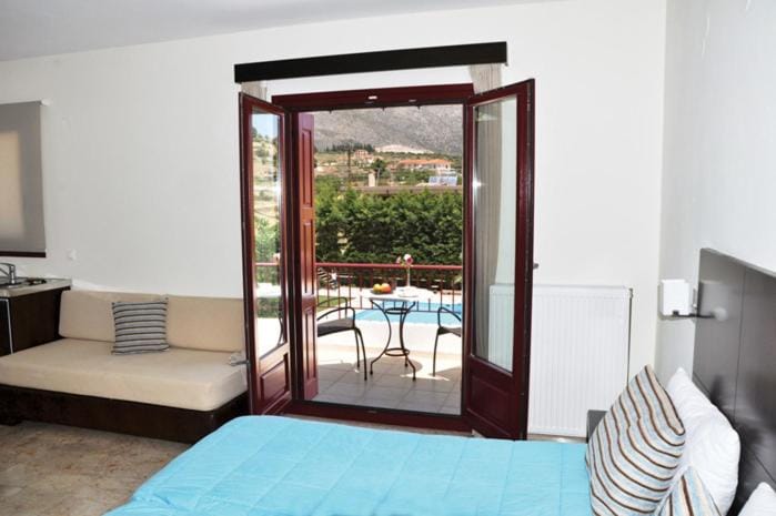 Toilet, Bed, Balcony/Terrace, Kitchen or kitchenette, Photo of the whole room, Bedroom