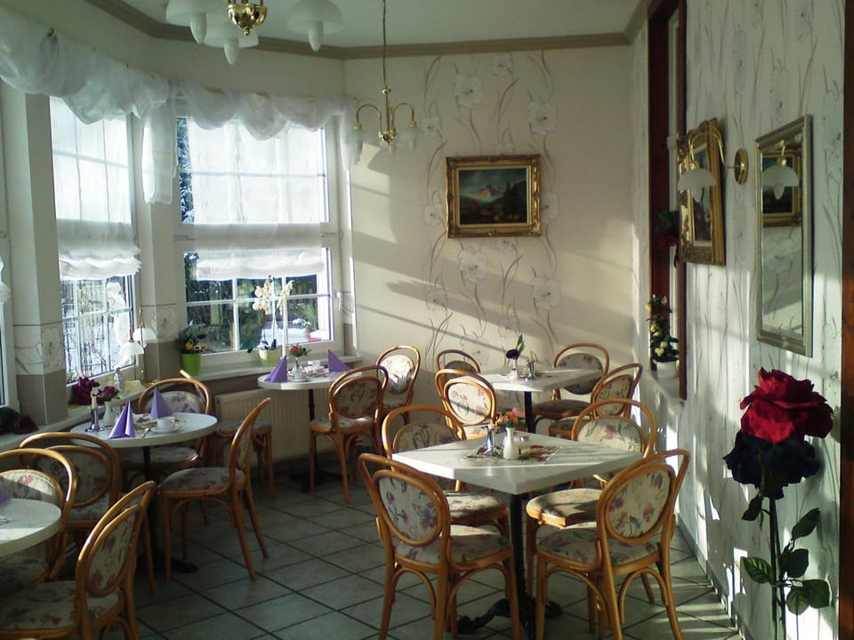 Restaurant/places to eat, Seating area, Buffet breakfast
