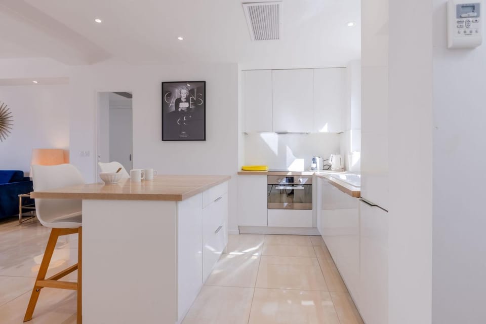 Kitchen or kitchenette, oven, stove