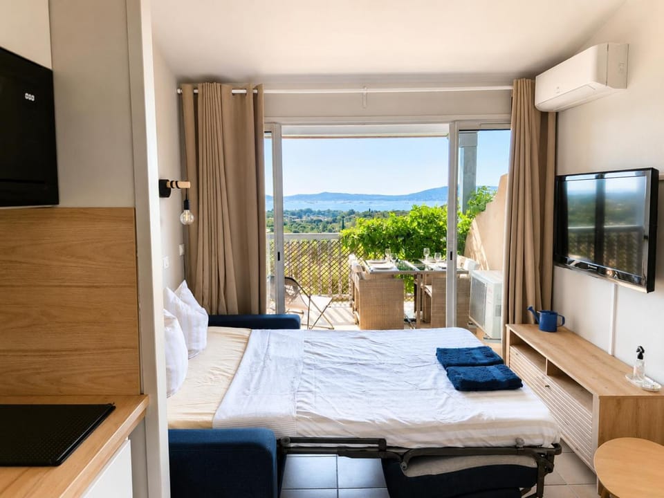 Appartement Rénové Vue Mer Climatisé Golfe de St Tropez Grimaud Les Restanques 4 personnes Apartment in Grimaud