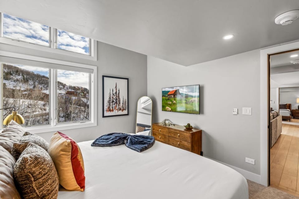 Bear Claw 402 - Premier Ski-in Ski-out & Winter Shuttle! Renovated 2025! House in Steamboat Springs