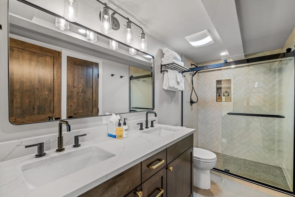Bear Claw 402 - Premier Ski-in Ski-out & Winter Shuttle! Renovated 2025! House in Steamboat Springs