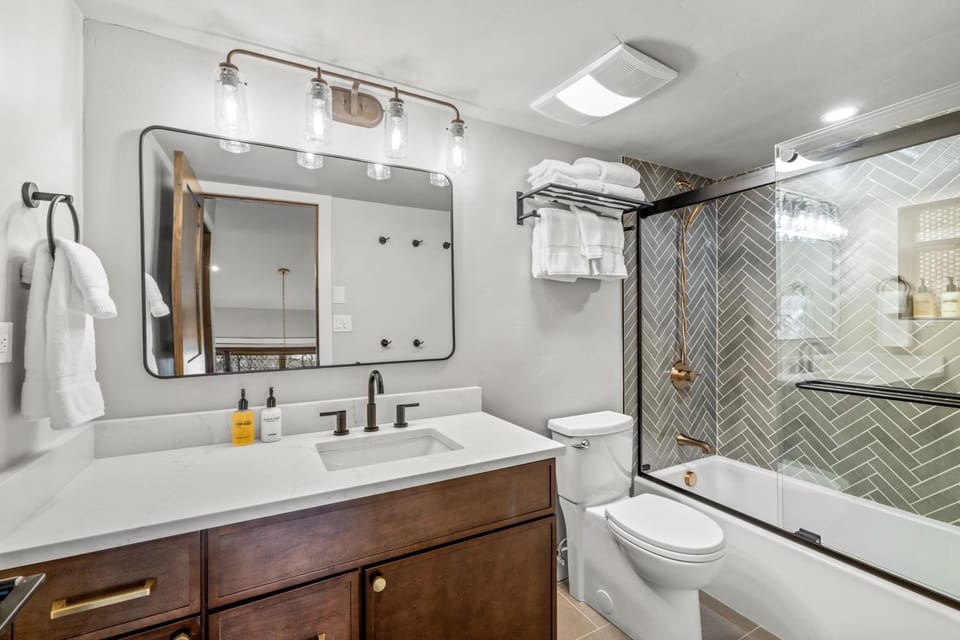 Bear Claw 402 - Premier Ski-in Ski-out & Winter Shuttle! Renovated 2025! House in Steamboat Springs