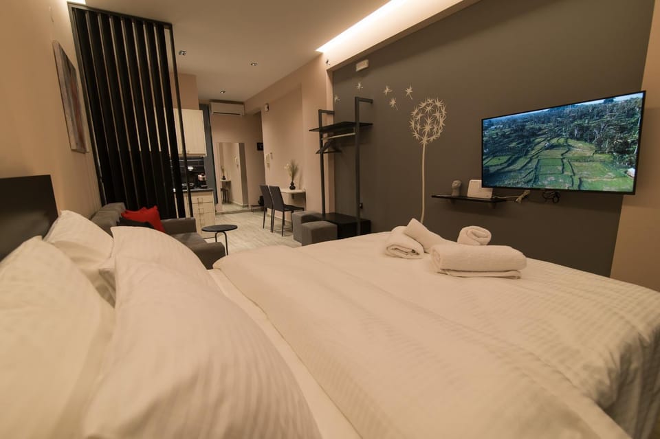 Bed, TV and multimedia, Bedroom