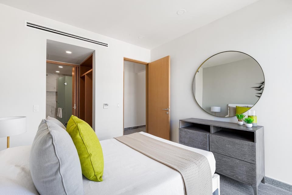 Photo of the whole room, Bedroom, wardrobe