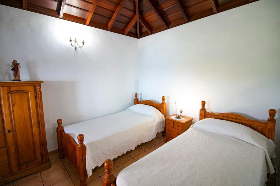 Photo of the whole room, Sea view
