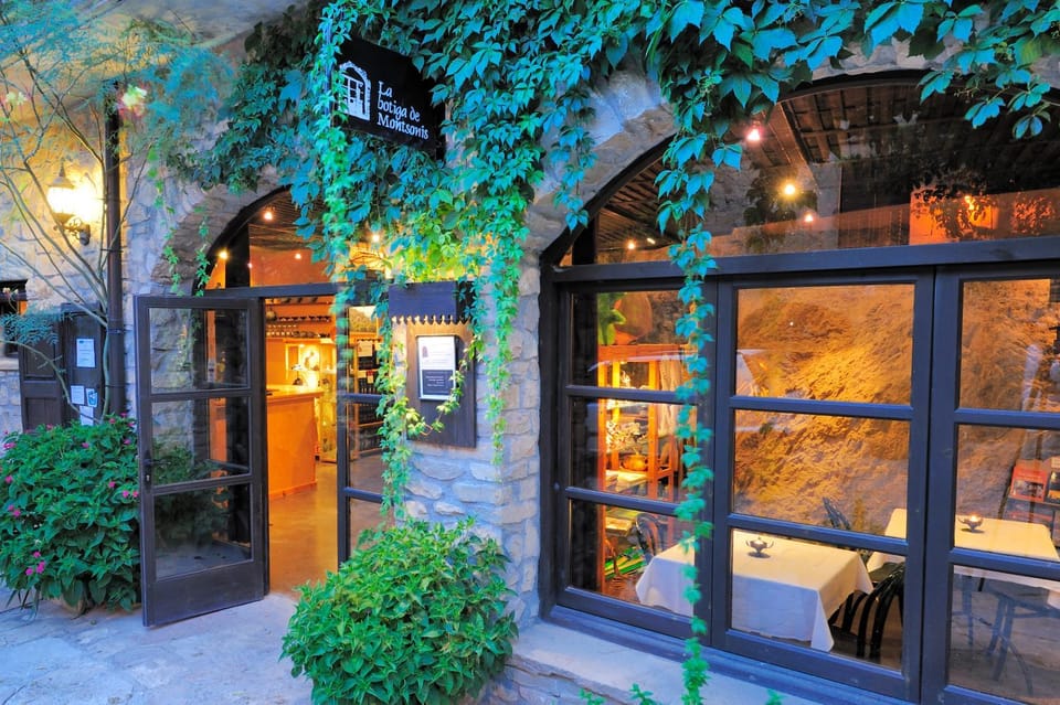 Property building, Restaurant/places to eat, Lobby or reception