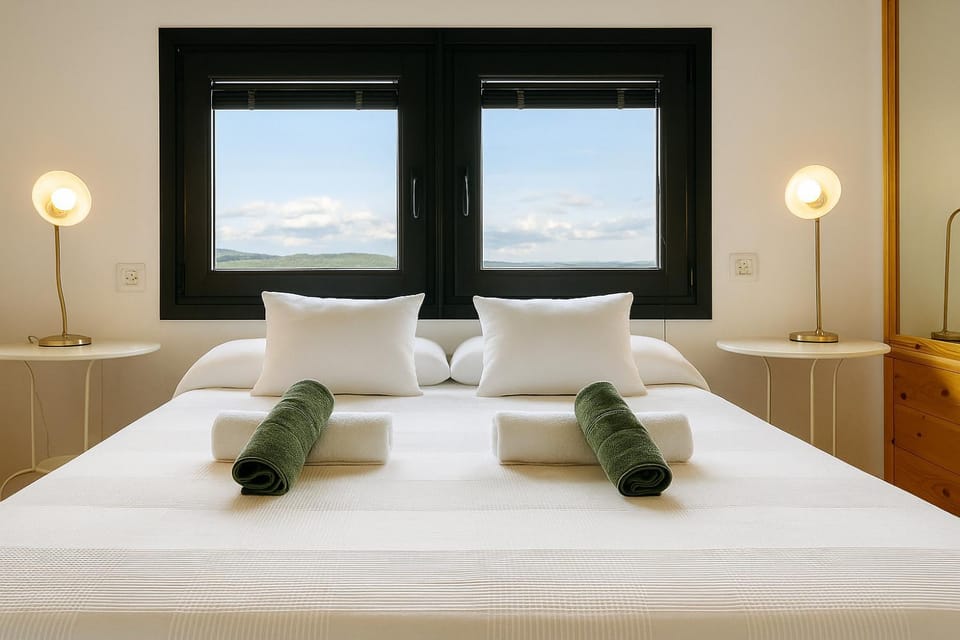 Bed, Photo of the whole room, Bedroom, towels