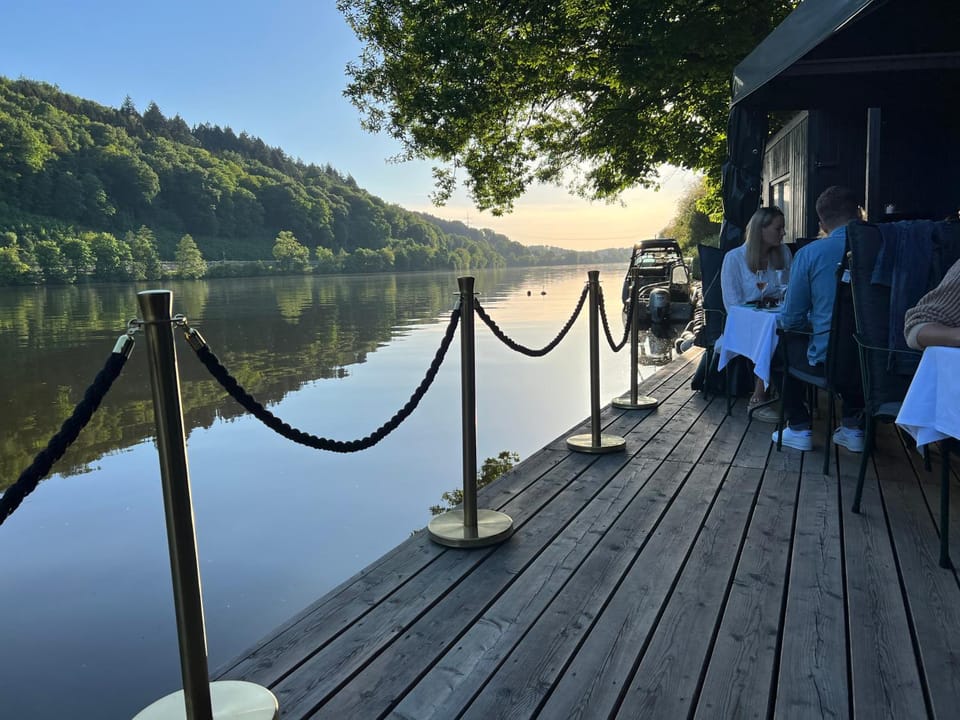 Restaurant/places to eat, River view