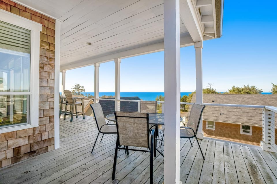 Driftwood Pearl House in Lincoln City