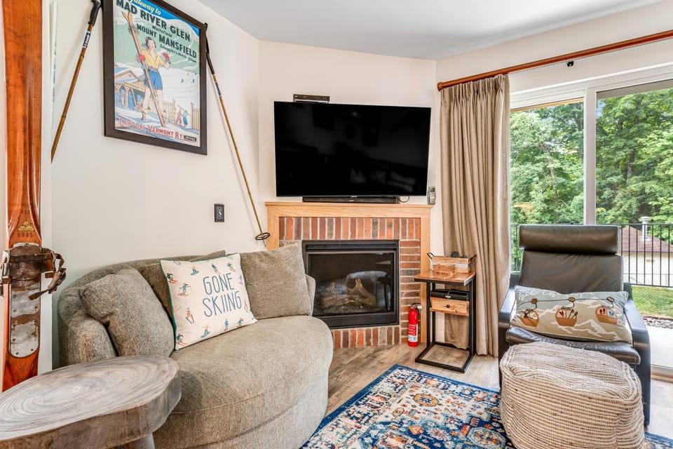 Mountainside Ski Lodge Apartment in Warren