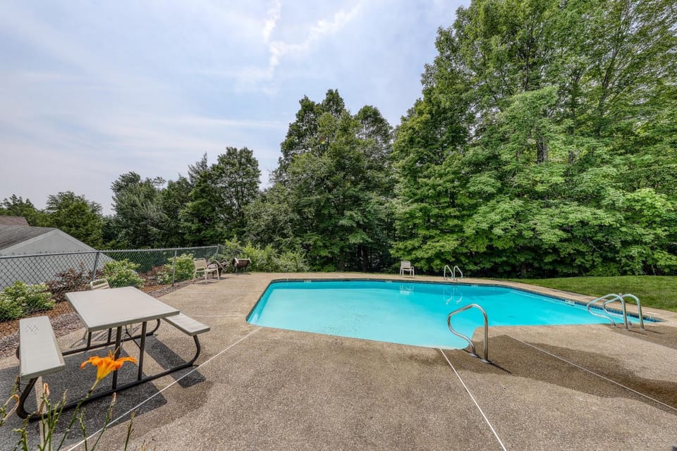 Mountainside Ski Lodge Apartment in Warren