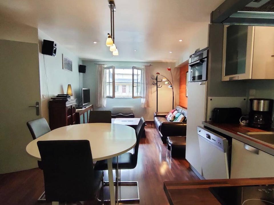 Appartement central calme, 4 personnes - FR-1-234-262 Apartment in Cauterets