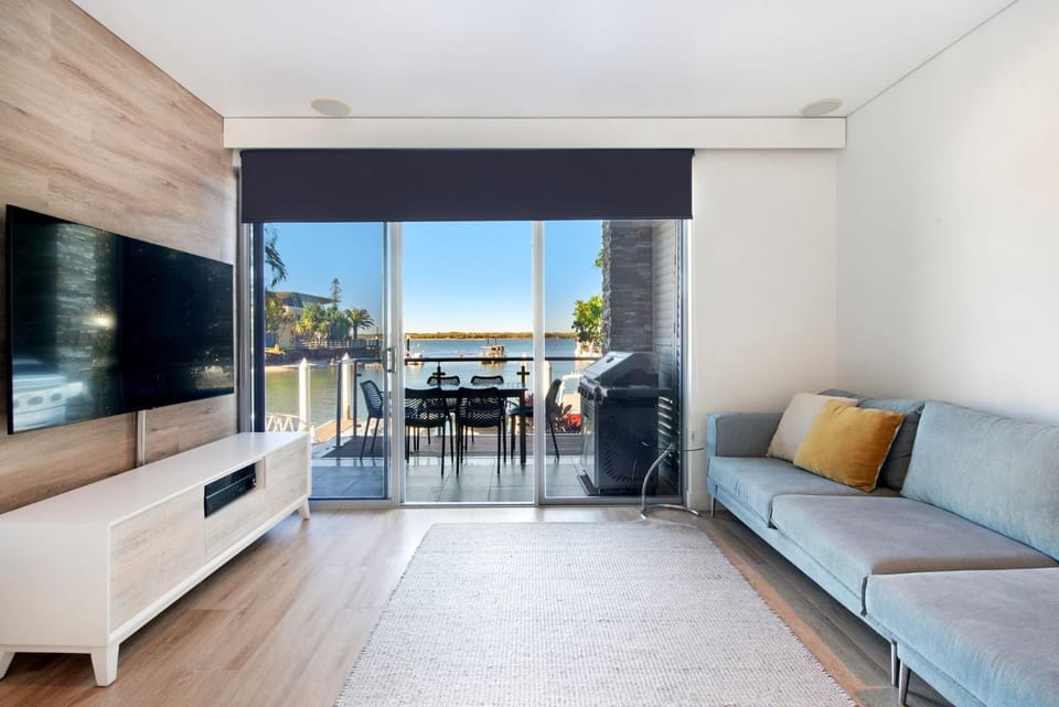 Waterfront Oasis in Runaway Bay - CoastHM Apartment in South Stradbroke
