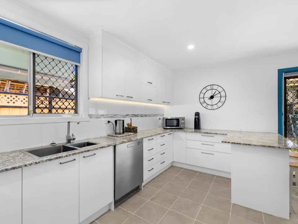 Kitchen or kitchenette, Lounge or bar