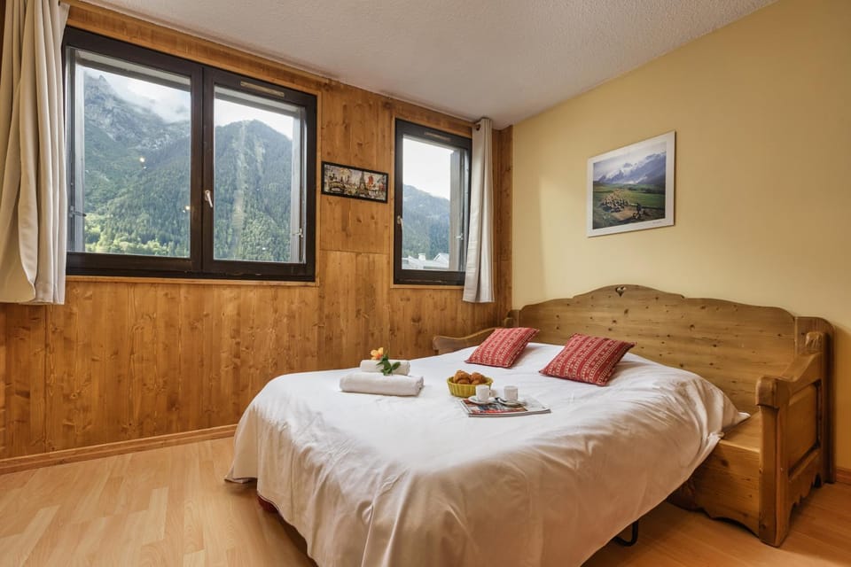 Bed, Living room