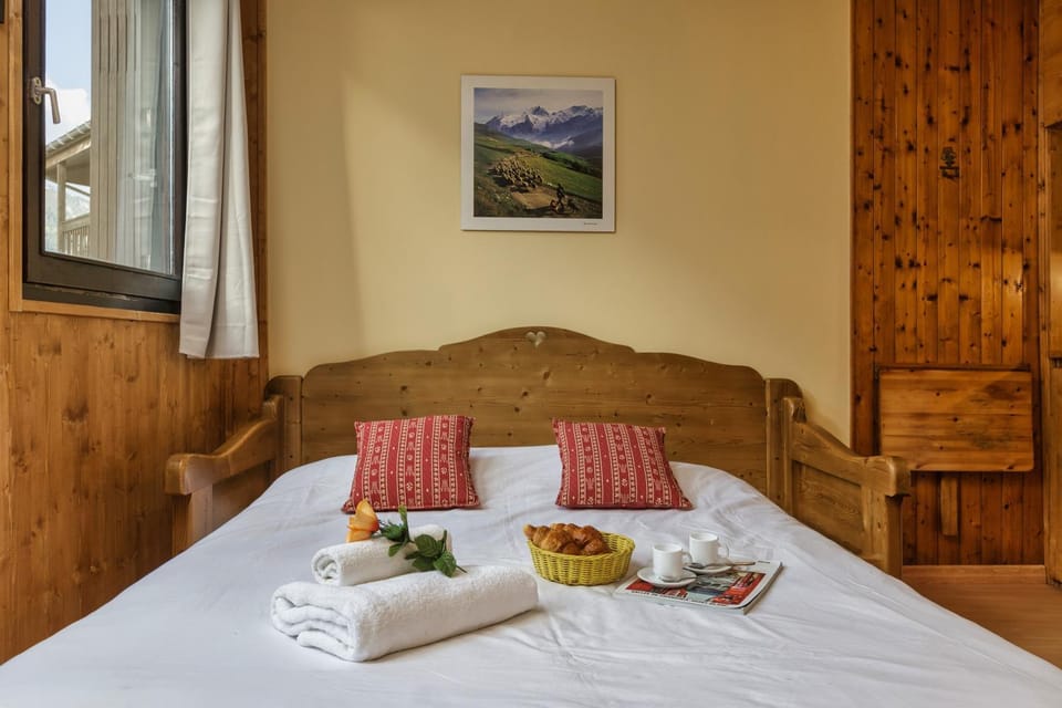 Bed, Living room