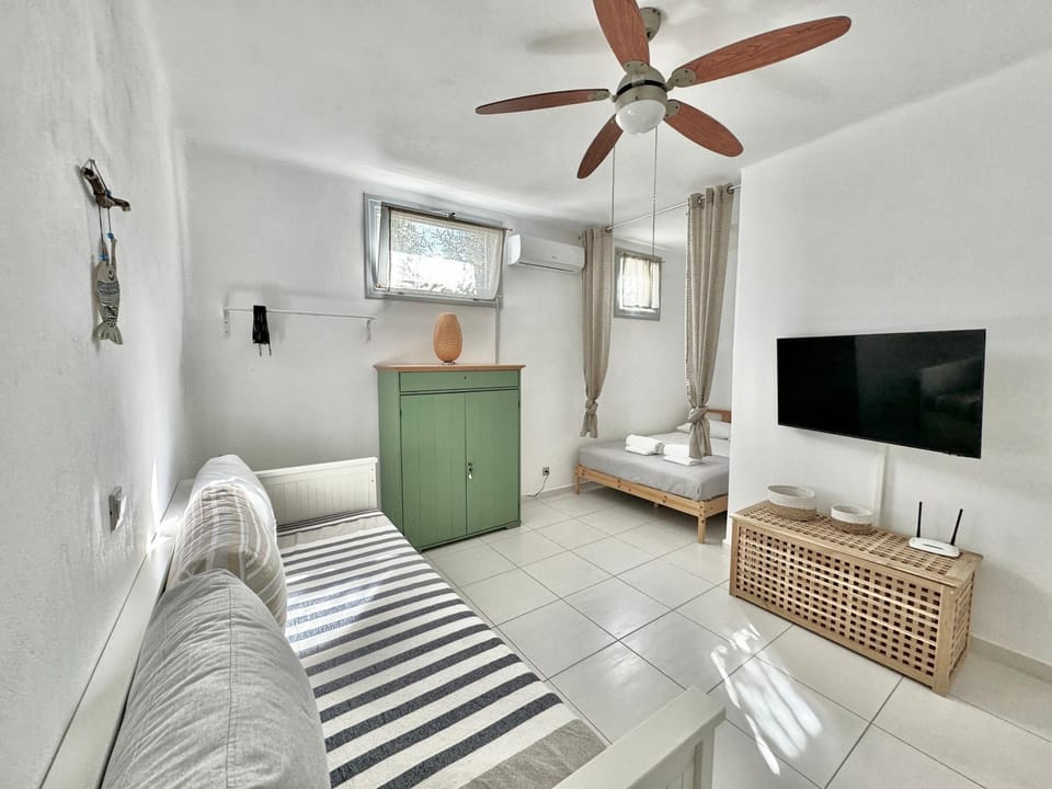 Communal lounge/ TV room, Bed, TV and multimedia, Photo of the whole room, Seating area