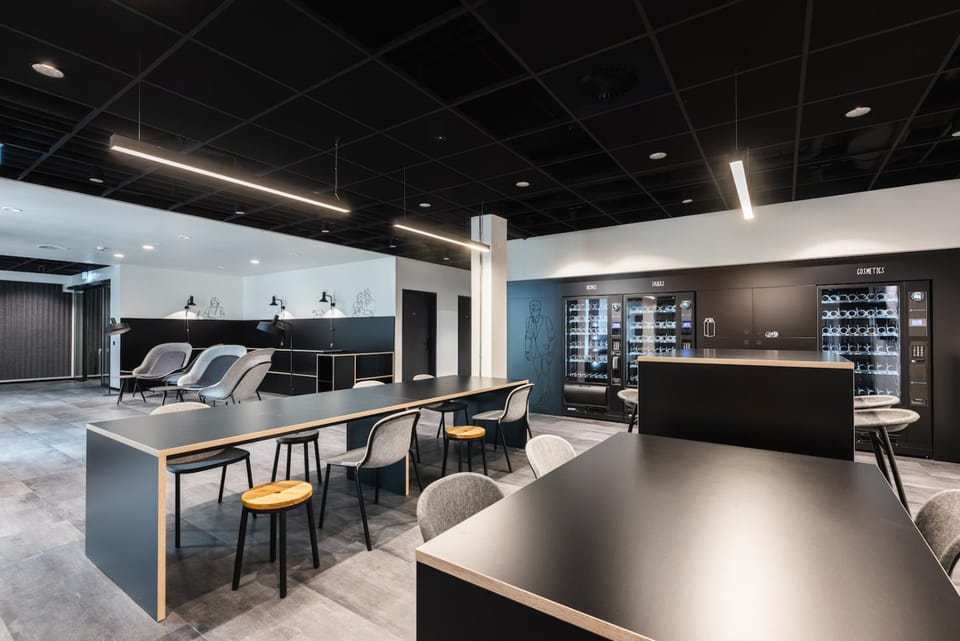 Restaurant/places to eat, Kitchen or kitchenette, Seating area, Meeting/conference room