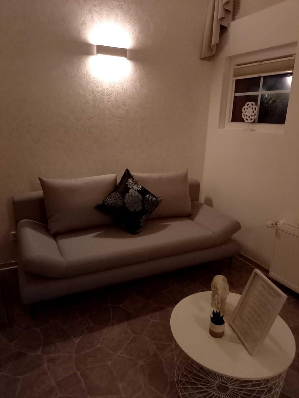 Photo of the whole room, Seating area