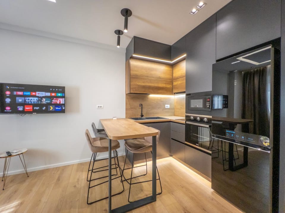 TV and multimedia, Kitchen or kitchenette, Living room, Seating area, microwave, stove, kitchen