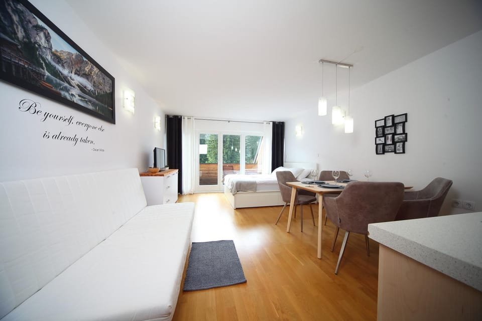 Living room, Photo of the whole room