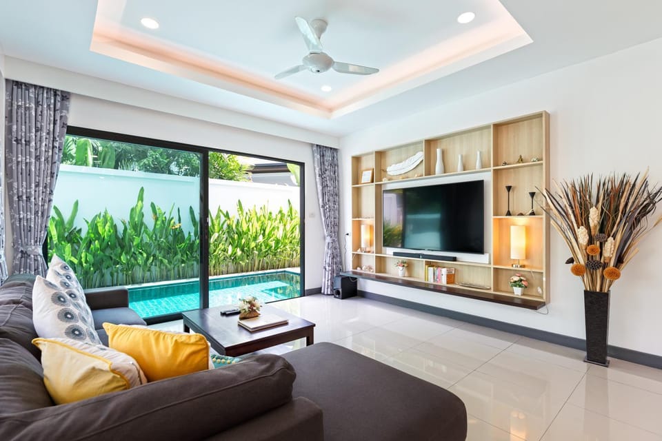 TV and multimedia, Living room, Seating area, Evening entertainment, Pool view