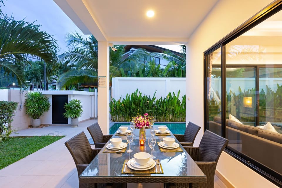 Patio, Day, Garden, Seating area, Dining area