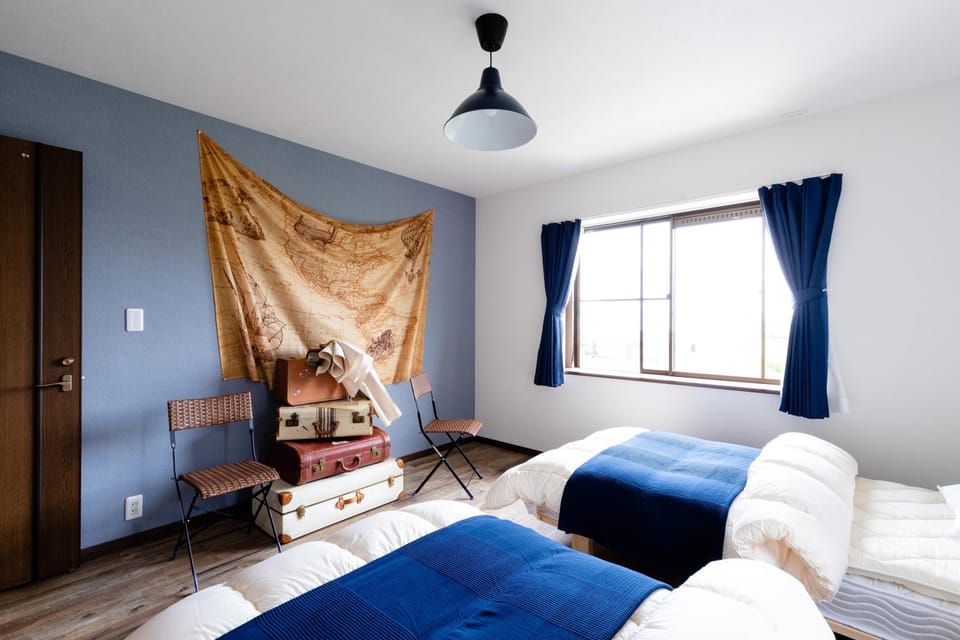 Bed, Decorative detail, Bedroom