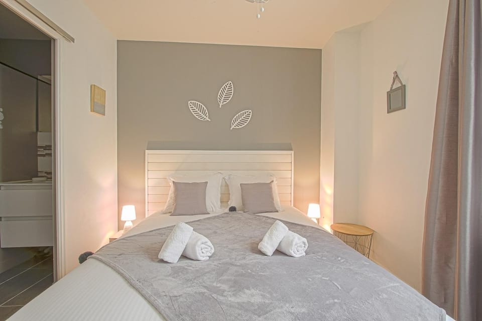 Bed, Photo of the whole room, Bedroom, towels