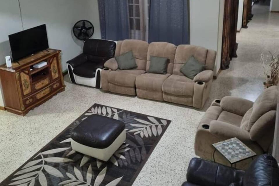 3-Bed House Sleeps 6 with Mountain Views House in Ocho Rios