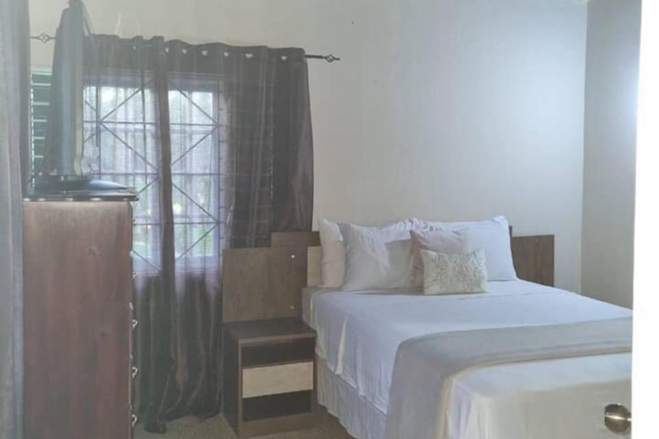 3-Bed House Sleeps 6 with Mountain Views House in Ocho Rios