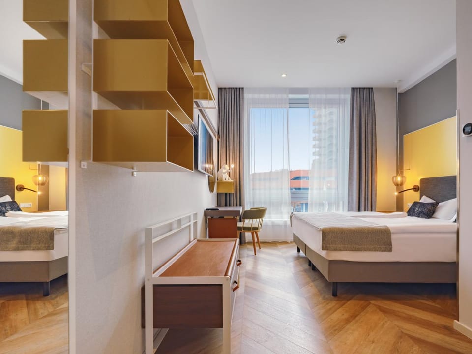 Bed, TV and multimedia, Photo of the whole room, Seating area, Bedroom