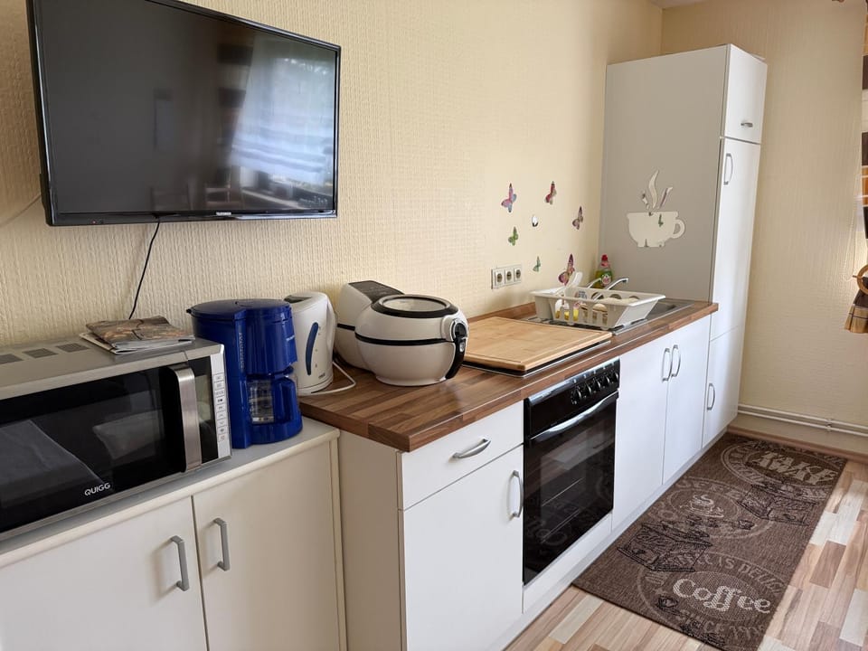 Kitchen or kitchenette, oven, stove