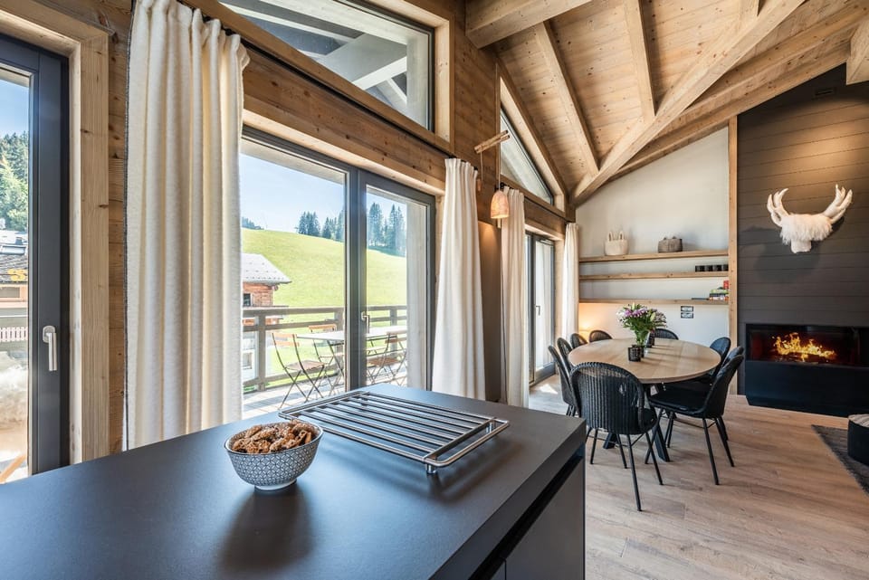 Balcony/Terrace, Living room, Seating area, Dining area, Mountain view