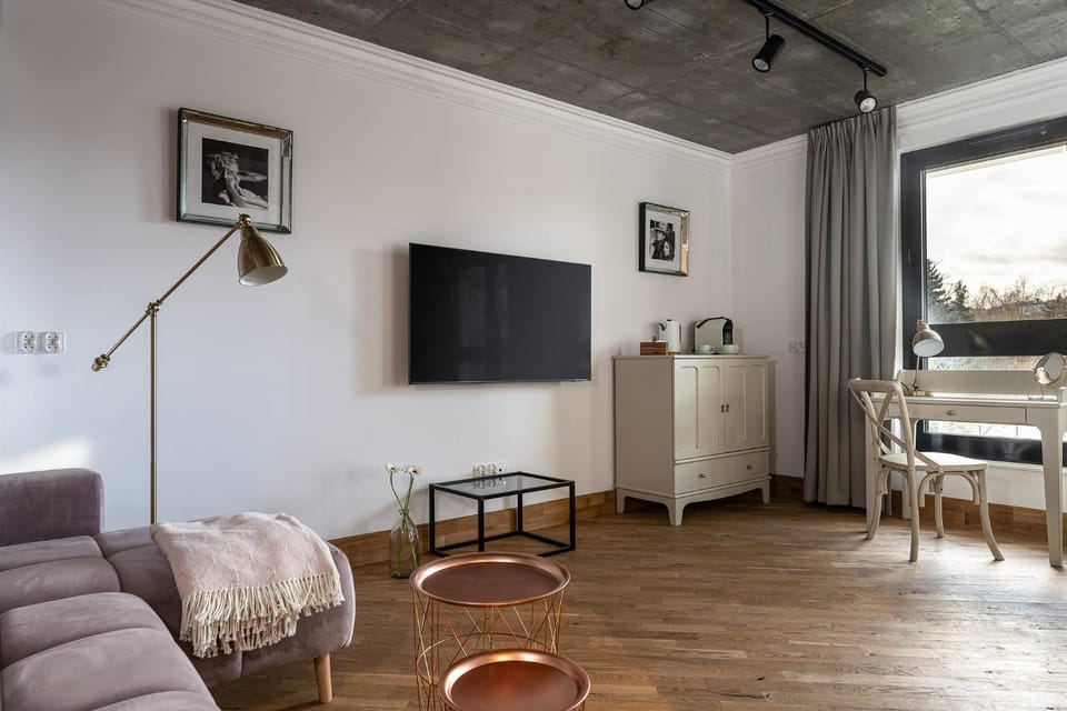 Communal lounge/ TV room, Bed, TV and multimedia, Living room, Photo of the whole room, Seating area, Evening entertainment, Bedroom, Internal: Not applicable to any particular room