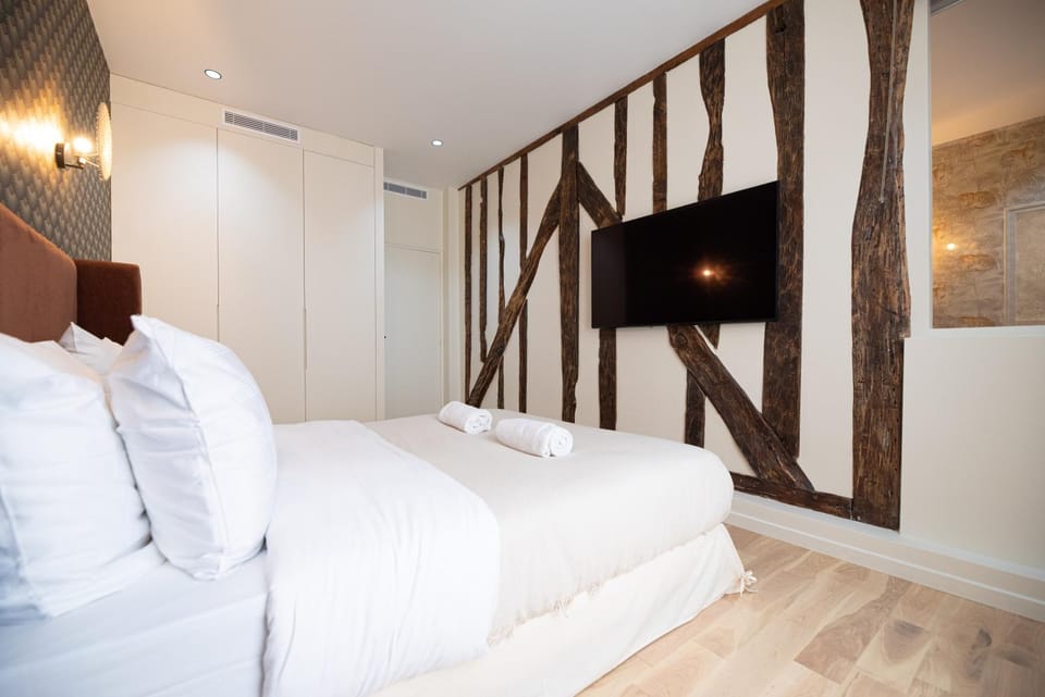 Bed, TV and multimedia, Bedroom