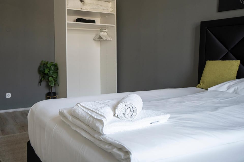 Bed, Photo of the whole room, Bedroom, towels
