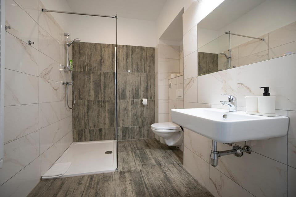 Shower, Toilet, Bathroom, towels
