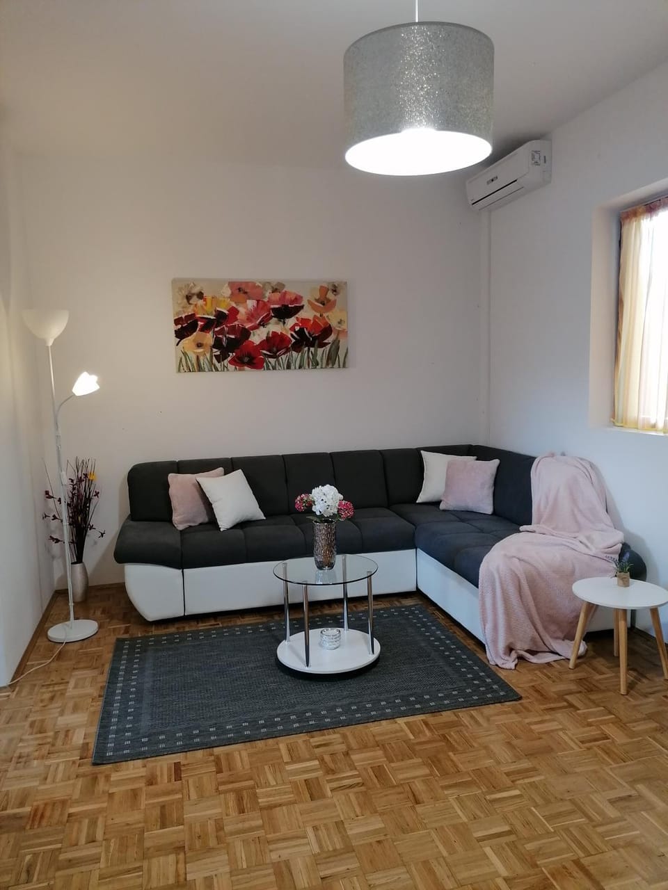 Living room, Seating area, air conditioner
