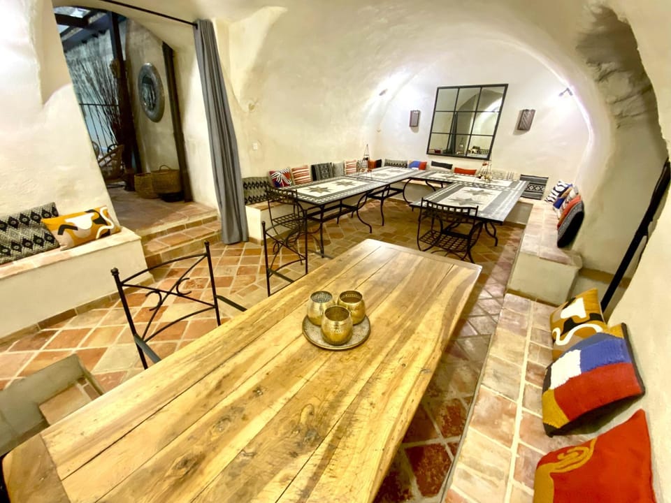 Gîte de groupe 18p-9ch OU 3 gîtes indépendants 6p-3ch - PATIO et PISCINE INTERIEURE CHAUFFEE TOUTE L'ANNEE House in Vallon-Pont-d'Arc