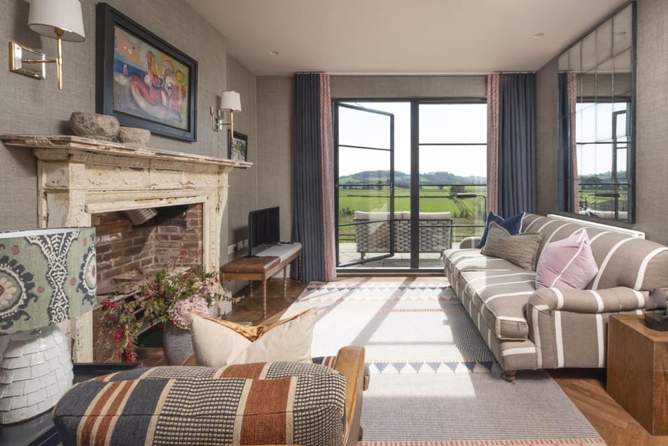 Communal lounge/ TV room, TV and multimedia, Living room, Seating area, Evening entertainment
