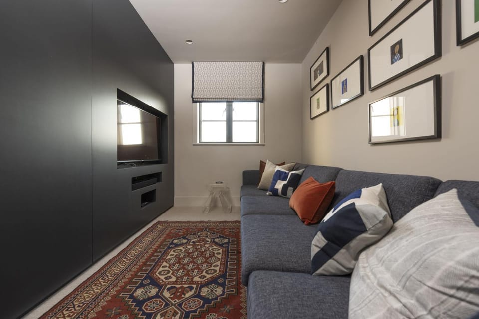 Communal lounge/ TV room, TV and multimedia, Living room, Photo of the whole room, Decorative detail, Seating area, Evening entertainment