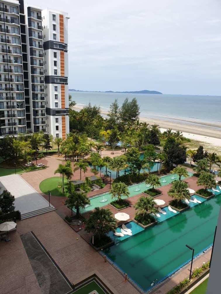 Pool view, Sea view