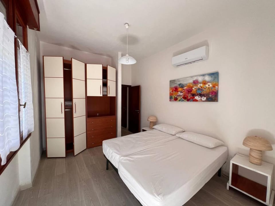 Photo of the whole room, Bedroom, wardrobe, air conditioner