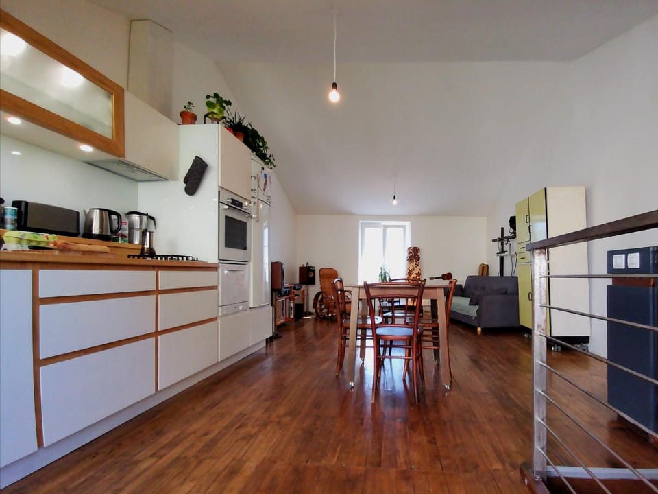 View (from property/room), Kitchen or kitchenette, Living room, Seating area, Dining area, City view, Garden view, Landmark view, Street view, Quiet street view, Inner courtyard view