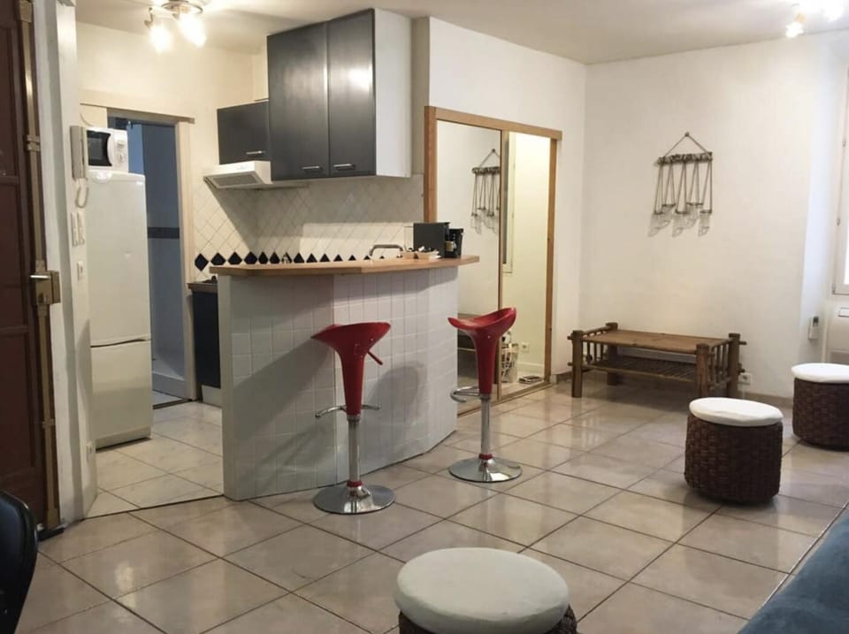 Kitchen or kitchenette, minibar