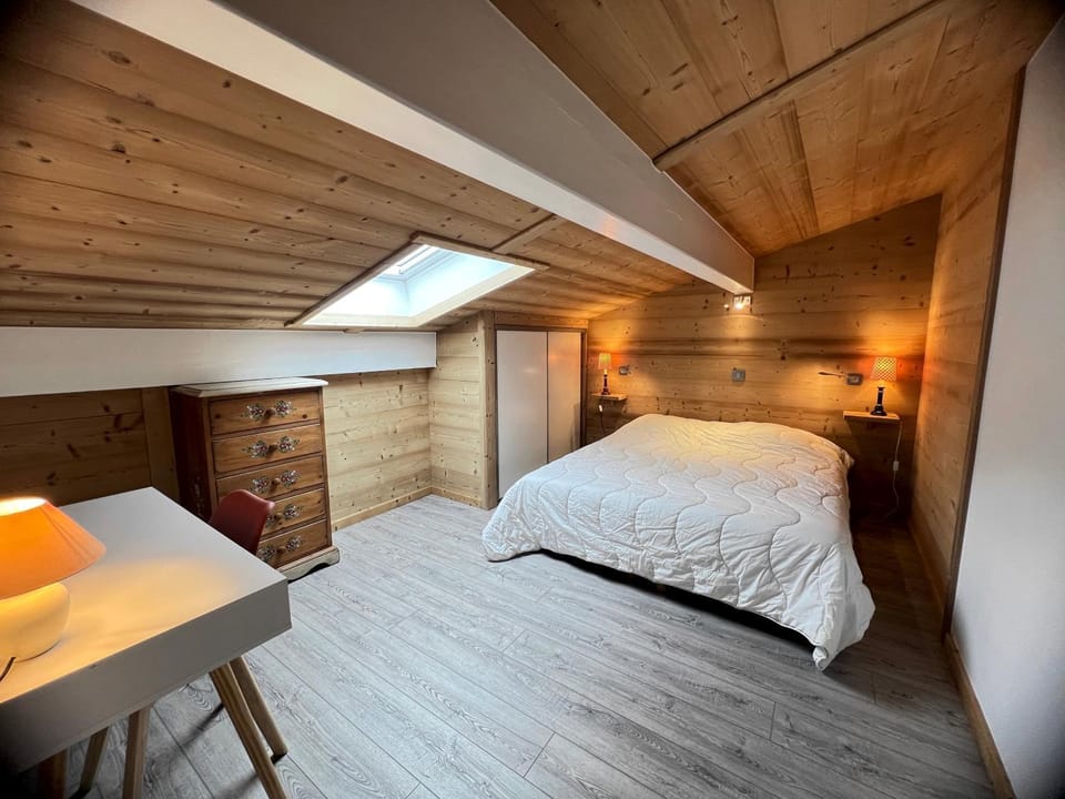 Bed, Photo of the whole room, Bedroom, wardrobe