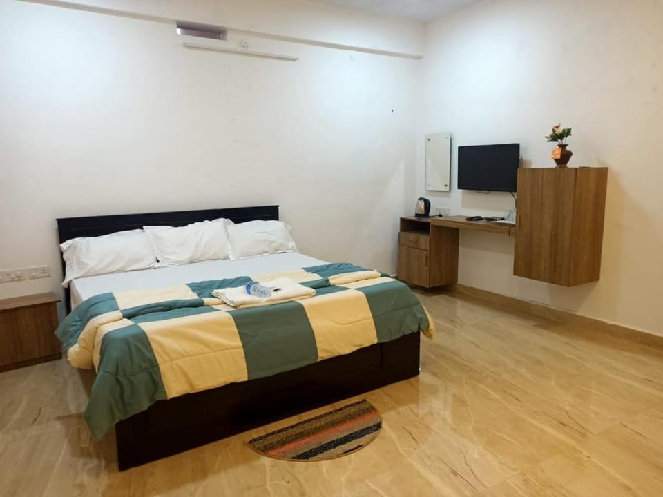 Bed, TV and multimedia, Bedroom