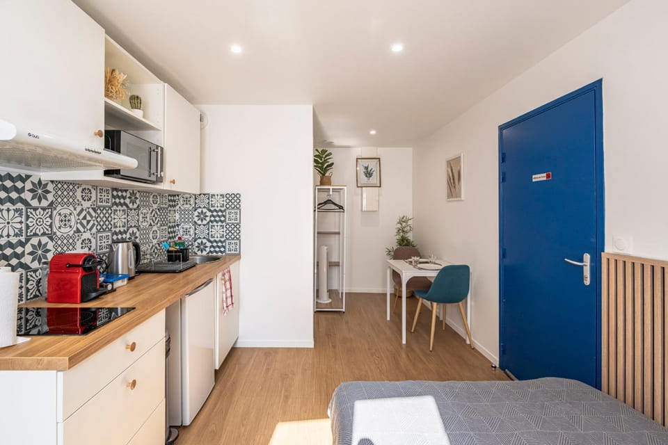 Bed, Kitchen or kitchenette, Living room
